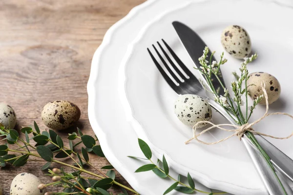 Feestelijke Paastafel Met Kwarteleitjes Bloemdecoratie Houten Ondergrond Close — Stockfoto