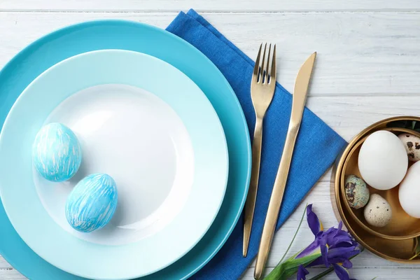 Feestelijke Paastafel Met Eieren Houten Ondergrond Plat Gelegd — Stockfoto