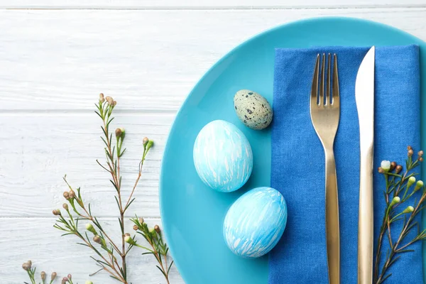 Feestelijke Paastafel Met Eieren Bloemdecoratie Houten Ondergrond Vlak Gelegd — Stockfoto