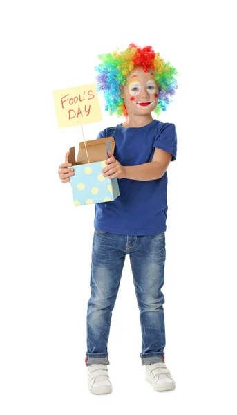 Мальчик Клоунским Макияжем Белом Фоне Держит Табличку День Дурака Апреля — стоковое фото