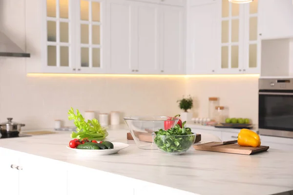 Legumes Frescos Para Salada Ilha Cozinha Moderna — Fotografia de Stock