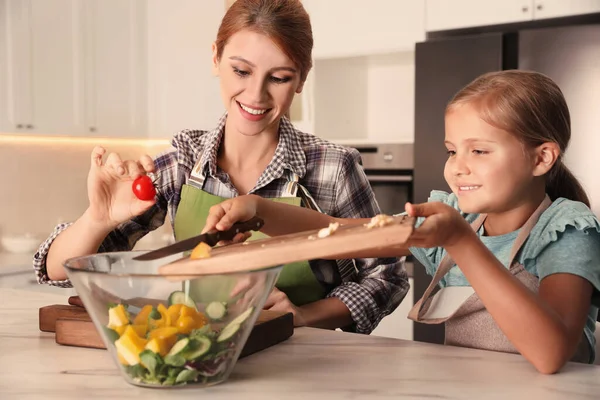 Mãe Filha Cozinhar Salada Juntos Cozinha — Fotografia de Stock