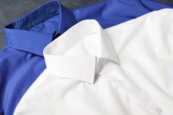 Camisas Con Estilo Mesa Gris Primer Plano Servicio Limpieza Seco — Foto de Stock
