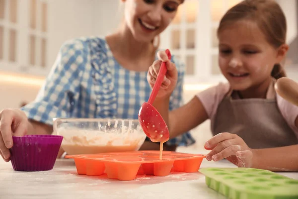Mutter Und Tochter Backen Gemeinsam Cupcakes Küche Fokus Auf Schöpfkelle — Stockfoto
