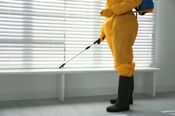Muž Ochranném Obleku Rozstřikuje Insekticid Okenní Parapet Detailní Záběr Kontrola — Stock fotografie