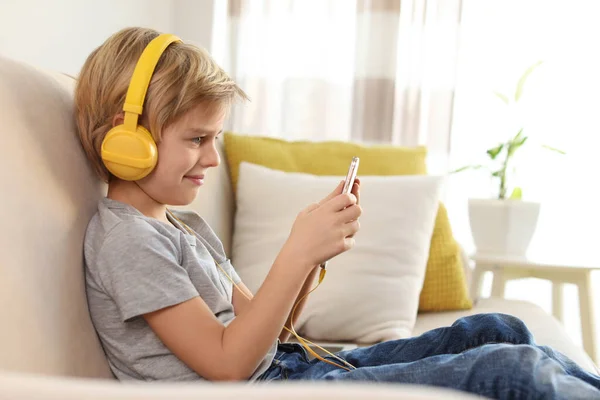 Leuke Kleine Jongen Met Hoofdtelefoon Smartphone Luisteren Naar Audioboek Thuis — Stockfoto