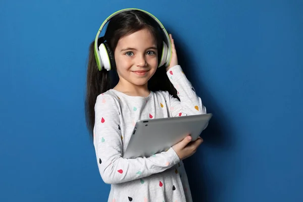 Menina Bonito Com Fones Ouvido Tablet Ouvir Audiobook Fundo Azul — Fotografia de Stock