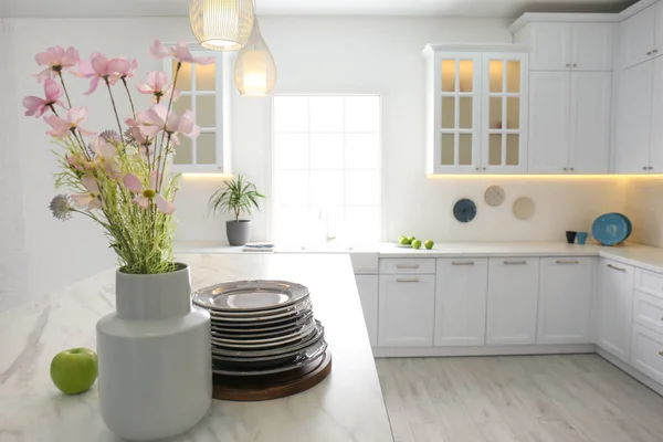 Hermosas Flores Vajilla Sobre Mesa Mármol Blanco Cocina Moderna — Foto de Stock