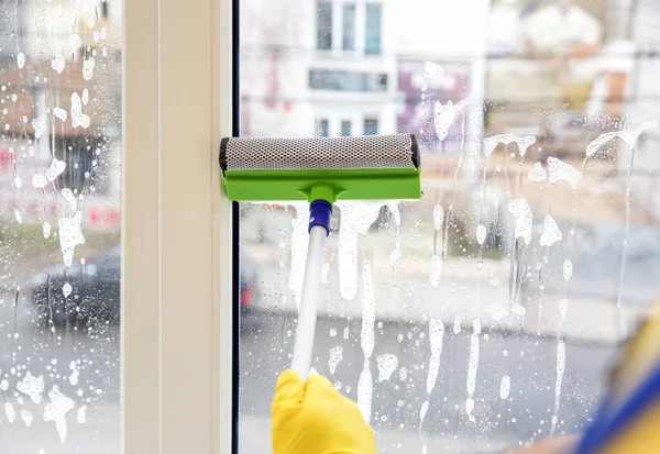 Conserje Joven Profesional Ventana Limpieza Uniforme Interiores Primer Plano — Foto de Stock