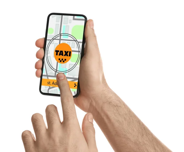 白い背景のスマートフォンでタクシーを注文する男 クローズアップ — ストック写真