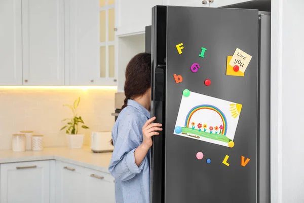 Γυναίκα Άνοιγμα Πόρτα Ψυγείο Παιδικό Σχέδιο Σημειώσεις Και Μαγνήτες Στην — Φωτογραφία Αρχείου