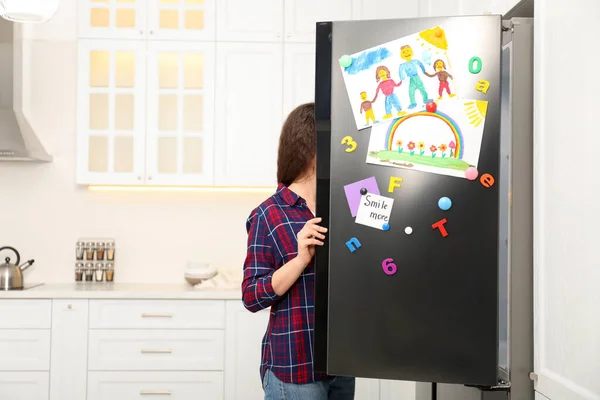 Γυναίκα Άνοιγμα Πόρτα Ψυγείο Παιδικά Σχέδια Σημειώσεις Και Μαγνήτες Στην — Φωτογραφία Αρχείου