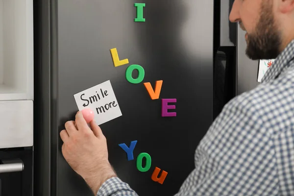 Άνθρωπος Βάζοντας Σημείωμα Φράση Smile Περισσοτερα Στην Πόρτα Του Ψυγείου — Φωτογραφία Αρχείου