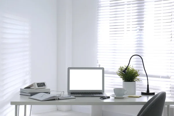 Ordenador Portátil Moderno Mesa Oficina Lugar Trabajo Con Estilo —  Fotos de Stock