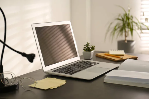 办公室桌上的现代笔记本电脑 时尚的工作场所 — 图库照片
