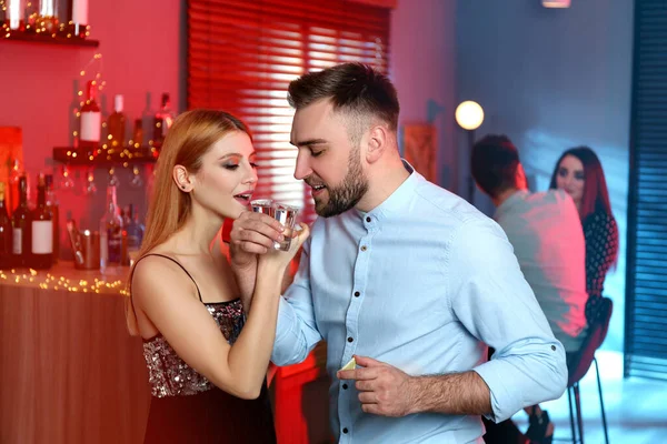 Jeune Couple Boit Mexicain Tequila Shots Dans Bar — Photo