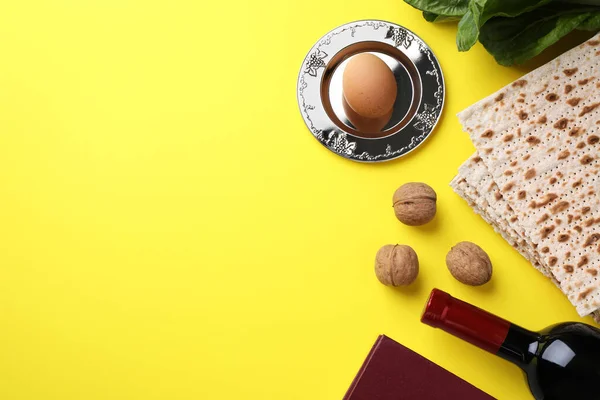 Kompozycja Płaska Świecka Elementami Symbolicznymi Pesach Seder Paschalny Żółtym Tle — Zdjęcie stockowe