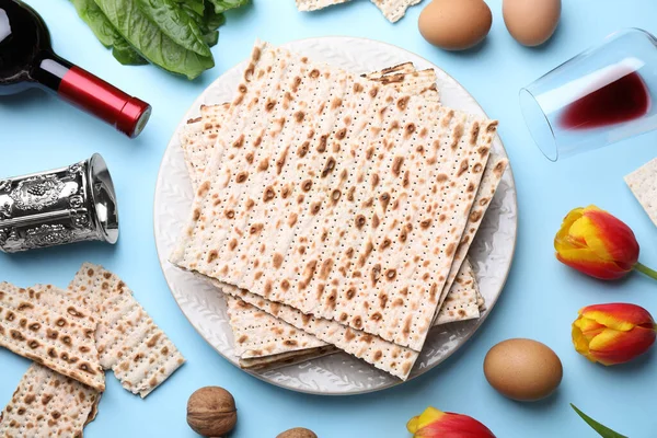 Açık Mavi Arkaplanda Sembolik Pesach Hamursuz Bayramı Seder Öğeleriyle Düz — Stok fotoğraf