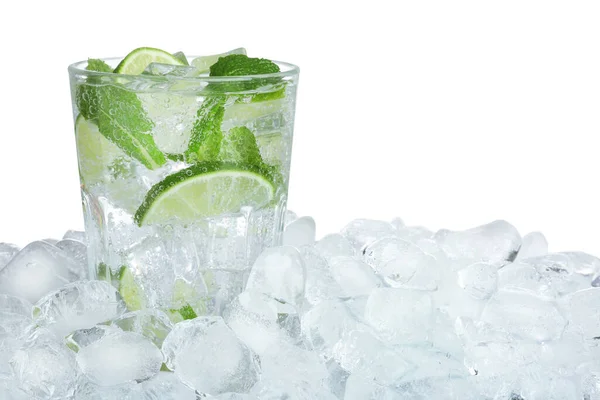 Eiswürfel Und Leckerer Cocktail Auf Weißem Hintergrund — Stockfoto