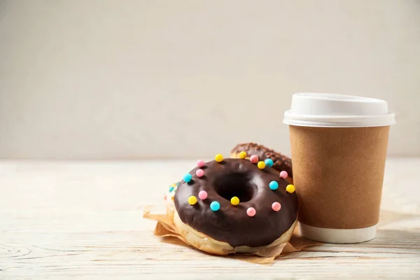 Deliciosos Donuts Envidraçados Café Mesa Madeira Branca Espaço Para Texto — Fotografia de Stock
