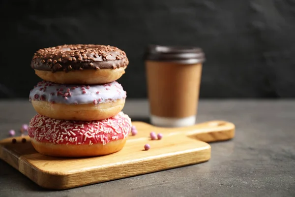 Süße Leckere Glasierte Donuts Auf Grauem Tisch Platz Für Text — Stockfoto