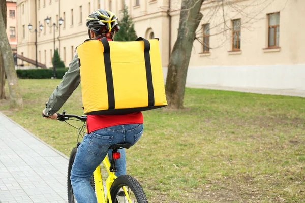 Correio Com Saco Térmico Andando Bicicleta Livre Serviço Entrega Alimentos — Fotografia de Stock