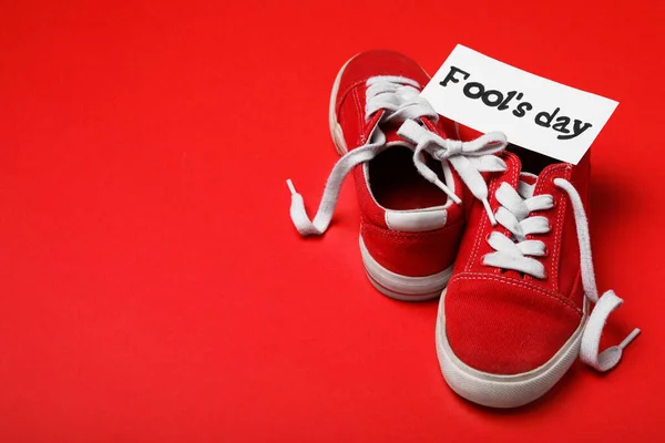 靴を結び 赤い背景にフレーズのフールに注意してください テキストのスペース — ストック写真