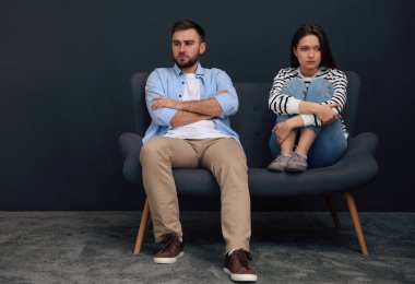 Evde sorunları olan mutsuz bir çift.