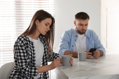 Genç bir adam akıllı telefonu kız arkadaşına tercih ediyor. İlişki sorunları