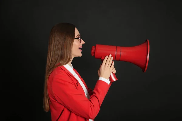 Jovem Mulher Com Megafone Fundo Preto — Fotografia de Stock