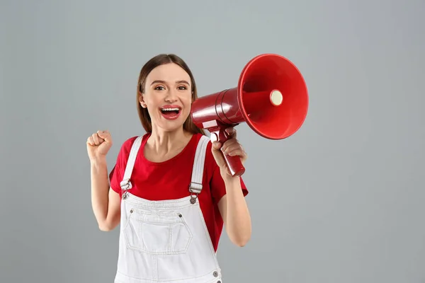 Känslomässig Ung Kvinna Med Megafon Ljusgrå Bakgrund — Stockfoto