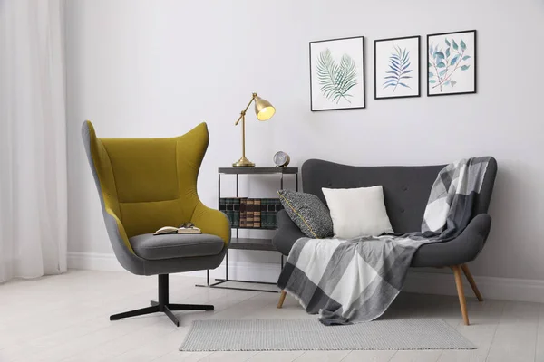 Stilvolles Interieur Mit Bequemen Sesseln Sofa Und Tropischen Blättern — Stockfoto