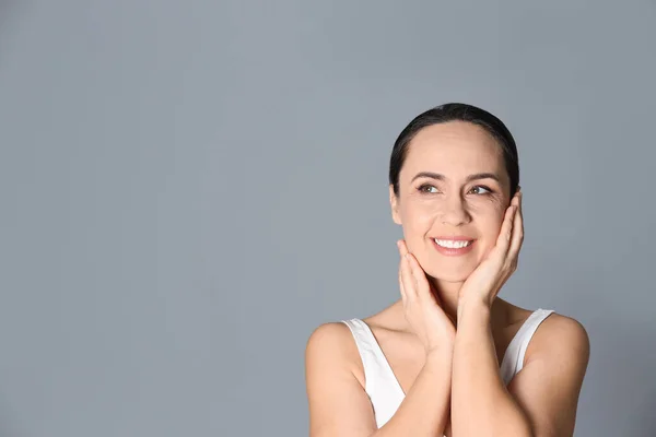 Retrato Una Hermosa Mujer Madura Sobre Fondo Gris Espacio Para — Foto de Stock