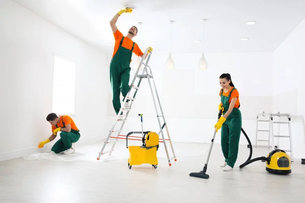 Equipe Zeladores Profissionais Sala Limpeza Após Renovação — Fotografia de Stock