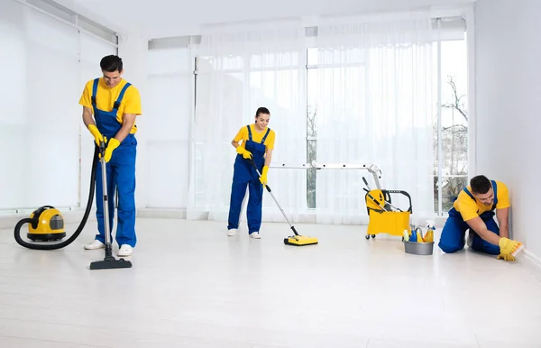 Equipo Conserjes Profesionales Sala Limpieza Después Renovación —  Fotos de Stock