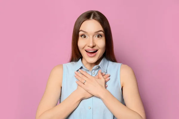 Mujer Joven Emotiva Que Lleva Hermoso Anillo Compromiso Sobre Fondo — Foto de Stock