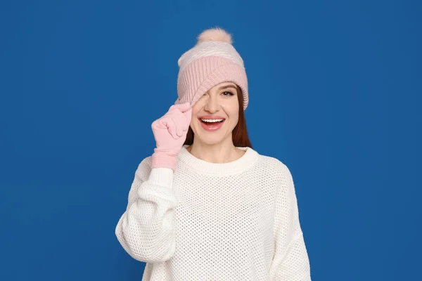 Νεαρή Γυναίκα Που Φοράει Ζεστό Πουλόβερ Γάντια Και Καπέλο Μπλε — Φωτογραφία Αρχείου