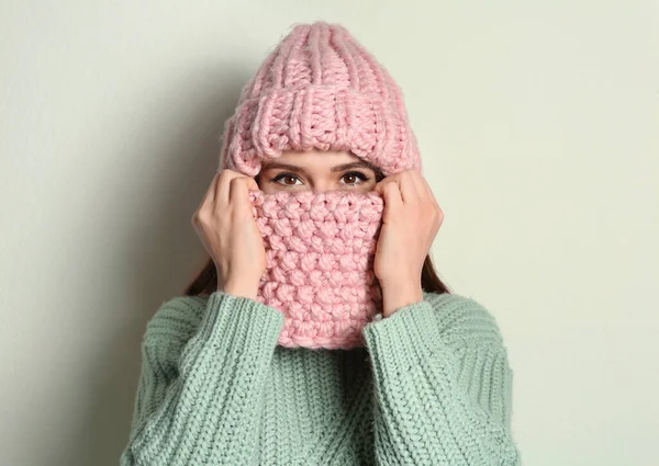 Mujer Joven Vistiendo Suéter Caliente Snood Sombrero Sobre Fondo Claro — Foto de Stock