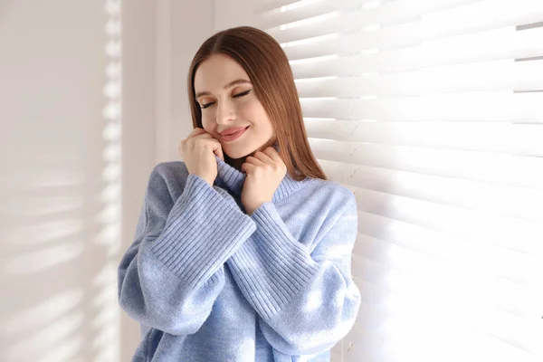 Mujer Joven Vistiendo Suéter Caliente Cerca Ventana Casa Temporada Invierno — Foto de Stock
