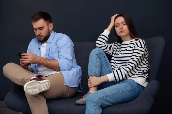 Unge Man Föredrar Smartphone Framför Sin Flickvän Hemma Relationsproblem — Stockfoto