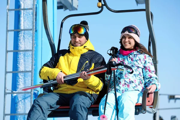 Люди Пользующиеся Креслами Горнолыжном Курорте Зимние Каникулы — стоковое фото