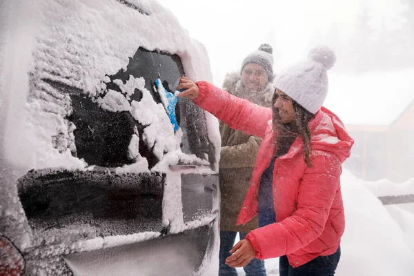 Uomo Pulizia Neve Auto All Aperto Giorno Inverno — Foto Stock