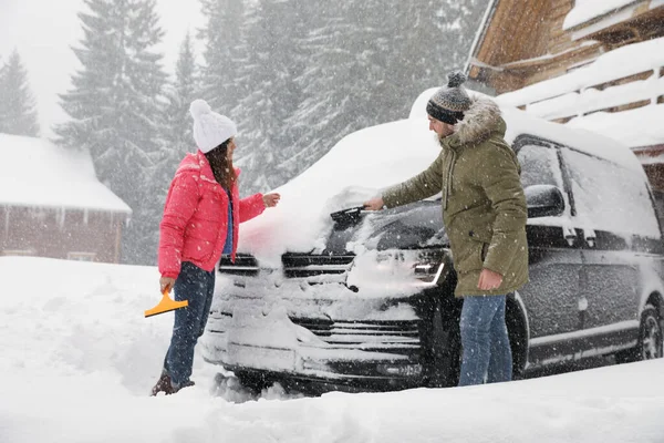 Jovem Casal Limpeza Neve Carro Livre Dia Inverno — Fotografia de Stock