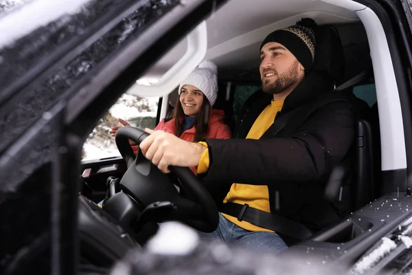 Casal Jovem Viajando Carro Vista Através Janela Férias Inverno — Fotografia de Stock