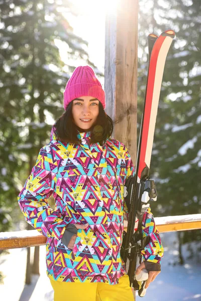 Jeune Femme Avec Ski Portant Des Vêtements Sport Hiver Forêt — Photo