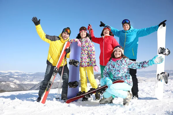 スキー場で装備を持つ友人のグループ 冬休み — ストック写真