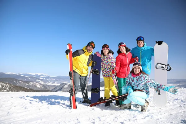 Groep Vrienden Met Materiaal Skigebied Wintervakantie — Stockfoto