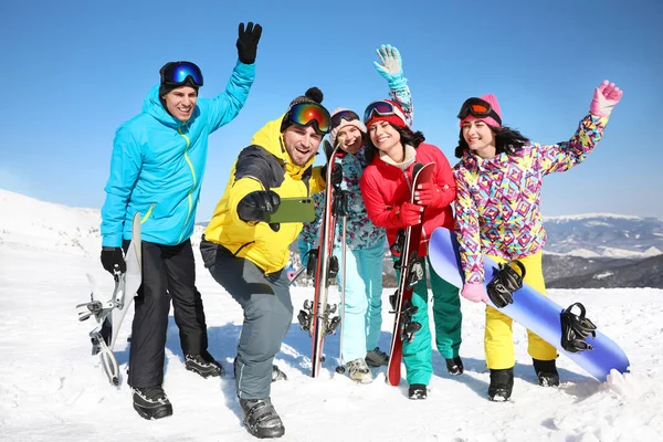 Groep Vrienden Nemen Selfie Buitenshuis Wintervakantie — Stockfoto