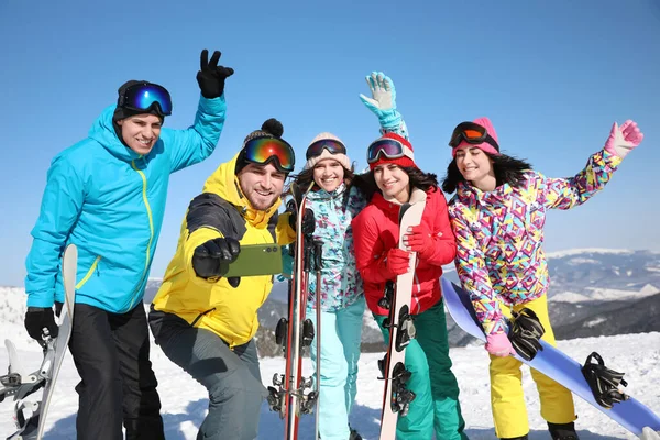 Groep Vrienden Met Materiaal Skigebied Wintervakantie — Stockfoto