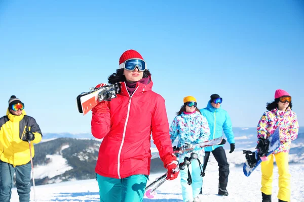 Jeune Femme Avec Ski Station Vacances Hiver — Photo